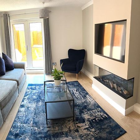 3 Bedroom - 2 Bathroom Townhouse In Corstorphine Near Murrayfield Stadium - Direct Bus To Edinburgh City Centre In 20 Minutes - Two Private Parking Spaces - Private Sunny Garden - Recently Refurbished 외부 사진