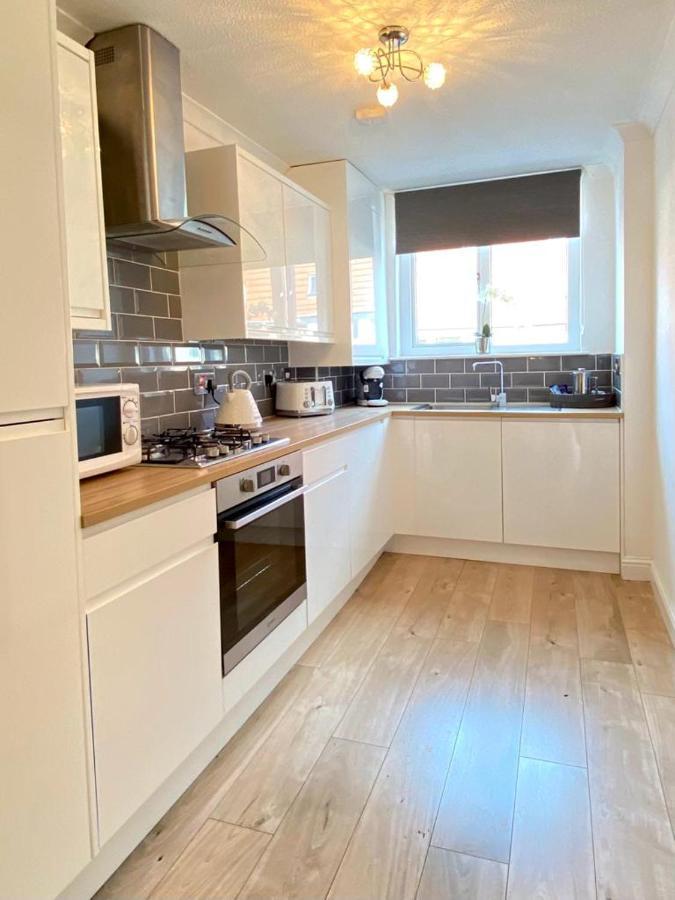3 Bedroom - 2 Bathroom Townhouse In Corstorphine Near Murrayfield Stadium - Direct Bus To Edinburgh City Centre In 20 Minutes - Two Private Parking Spaces - Private Sunny Garden - Recently Refurbished 외부 사진