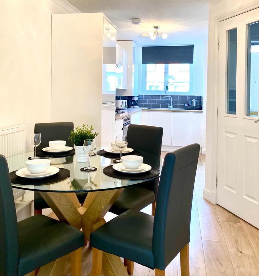 3 Bedroom - 2 Bathroom Townhouse In Corstorphine Near Murrayfield Stadium - Direct Bus To Edinburgh City Centre In 20 Minutes - Two Private Parking Spaces - Private Sunny Garden - Recently Refurbished 외부 사진