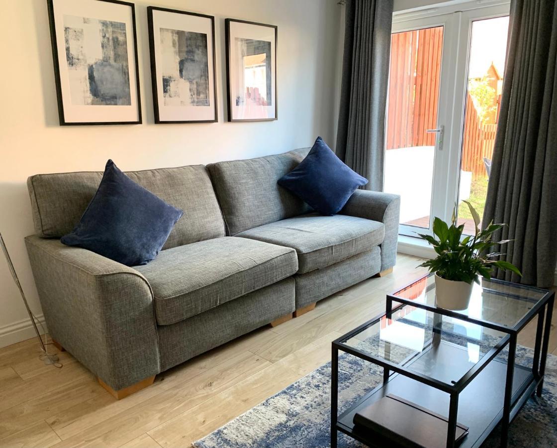 3 Bedroom - 2 Bathroom Townhouse In Corstorphine Near Murrayfield Stadium - Direct Bus To Edinburgh City Centre In 20 Minutes - Two Private Parking Spaces - Private Sunny Garden - Recently Refurbished 외부 사진