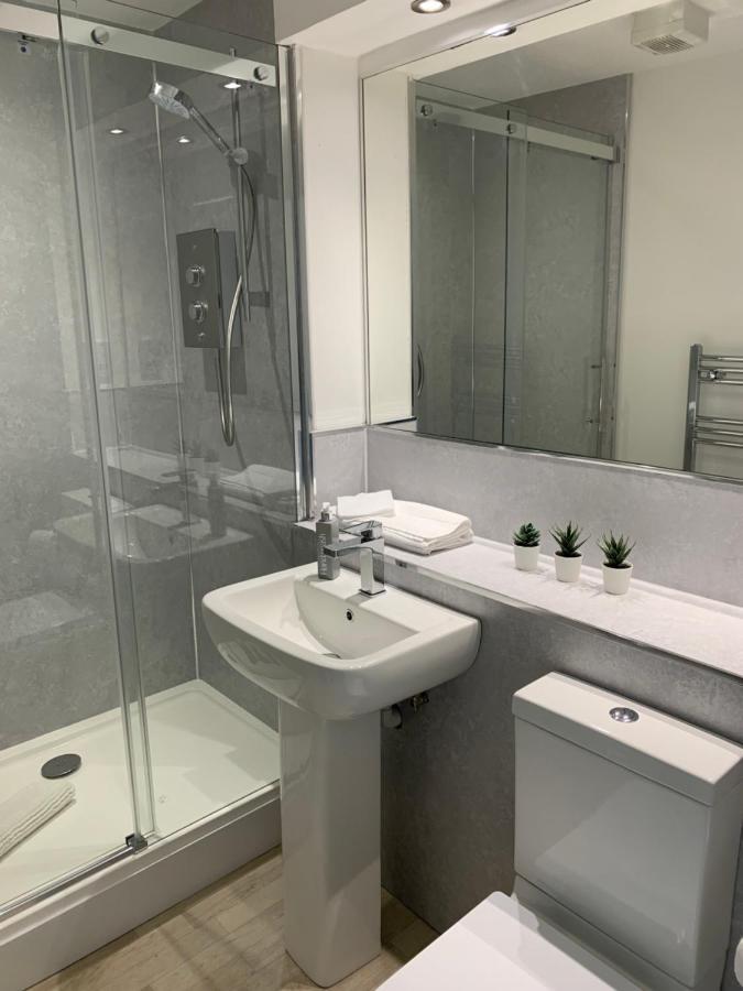 3 Bedroom - 2 Bathroom Townhouse In Corstorphine Near Murrayfield Stadium - Direct Bus To Edinburgh City Centre In 20 Minutes - Two Private Parking Spaces - Private Sunny Garden - Recently Refurbished 외부 사진