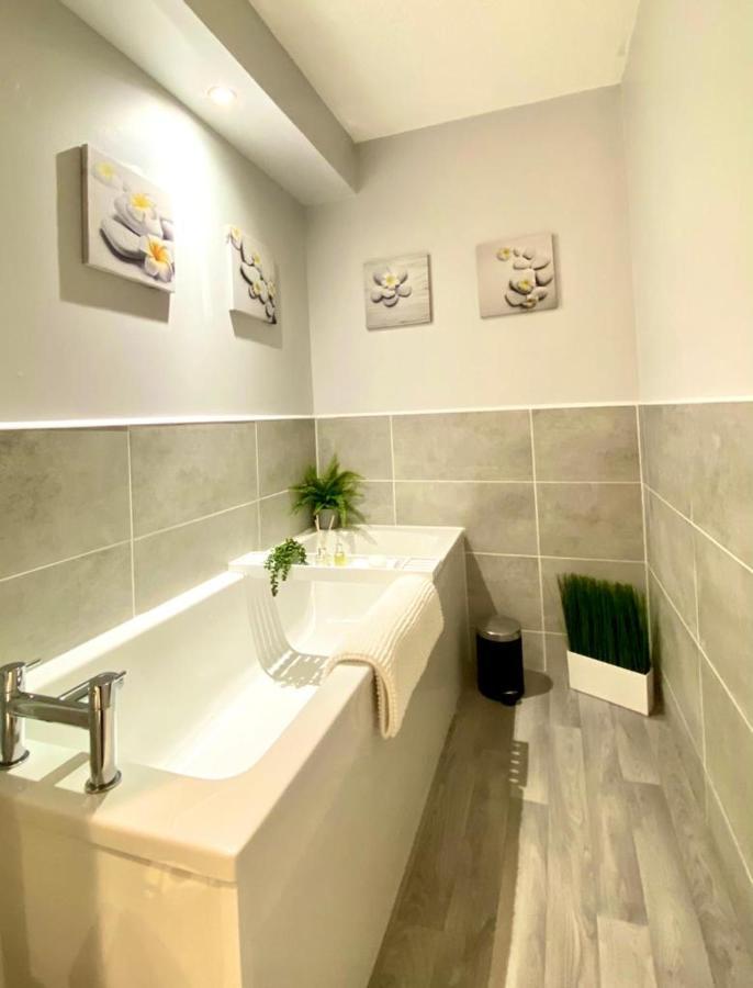 3 Bedroom - 2 Bathroom Townhouse In Corstorphine Near Murrayfield Stadium - Direct Bus To Edinburgh City Centre In 20 Minutes - Two Private Parking Spaces - Private Sunny Garden - Recently Refurbished 외부 사진