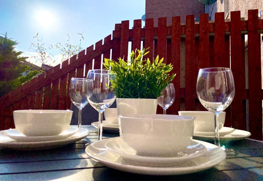 3 Bedroom - 2 Bathroom Townhouse In Corstorphine Near Murrayfield Stadium - Direct Bus To Edinburgh City Centre In 20 Minutes - Two Private Parking Spaces - Private Sunny Garden - Recently Refurbished 외부 사진