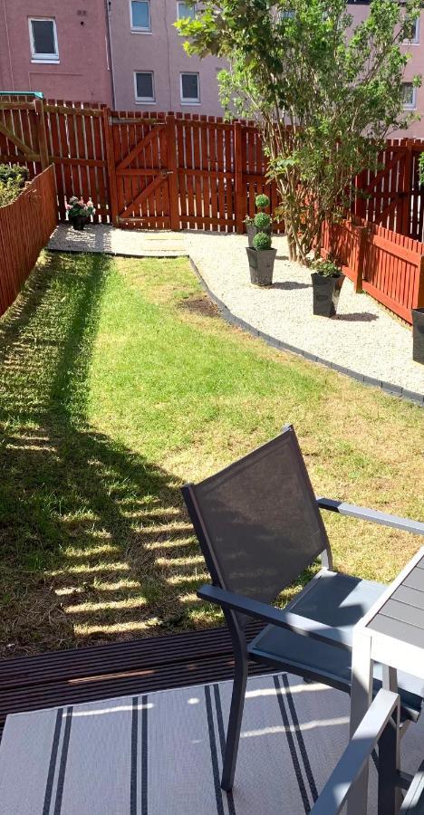 3 Bedroom - 2 Bathroom Townhouse In Corstorphine Near Murrayfield Stadium - Direct Bus To Edinburgh City Centre In 20 Minutes - Two Private Parking Spaces - Private Sunny Garden - Recently Refurbished 외부 사진