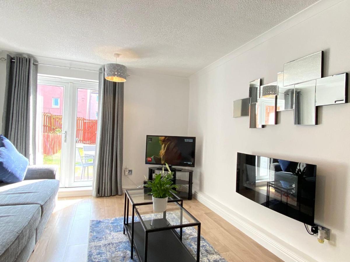 3 Bedroom - 2 Bathroom Townhouse In Corstorphine Near Murrayfield Stadium - Direct Bus To Edinburgh City Centre In 20 Minutes - Two Private Parking Spaces - Private Sunny Garden - Recently Refurbished 외부 사진