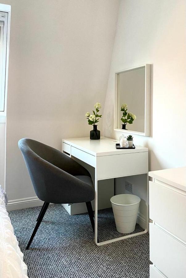 3 Bedroom - 2 Bathroom Townhouse In Corstorphine Near Murrayfield Stadium - Direct Bus To Edinburgh City Centre In 20 Minutes - Two Private Parking Spaces - Private Sunny Garden - Recently Refurbished 외부 사진