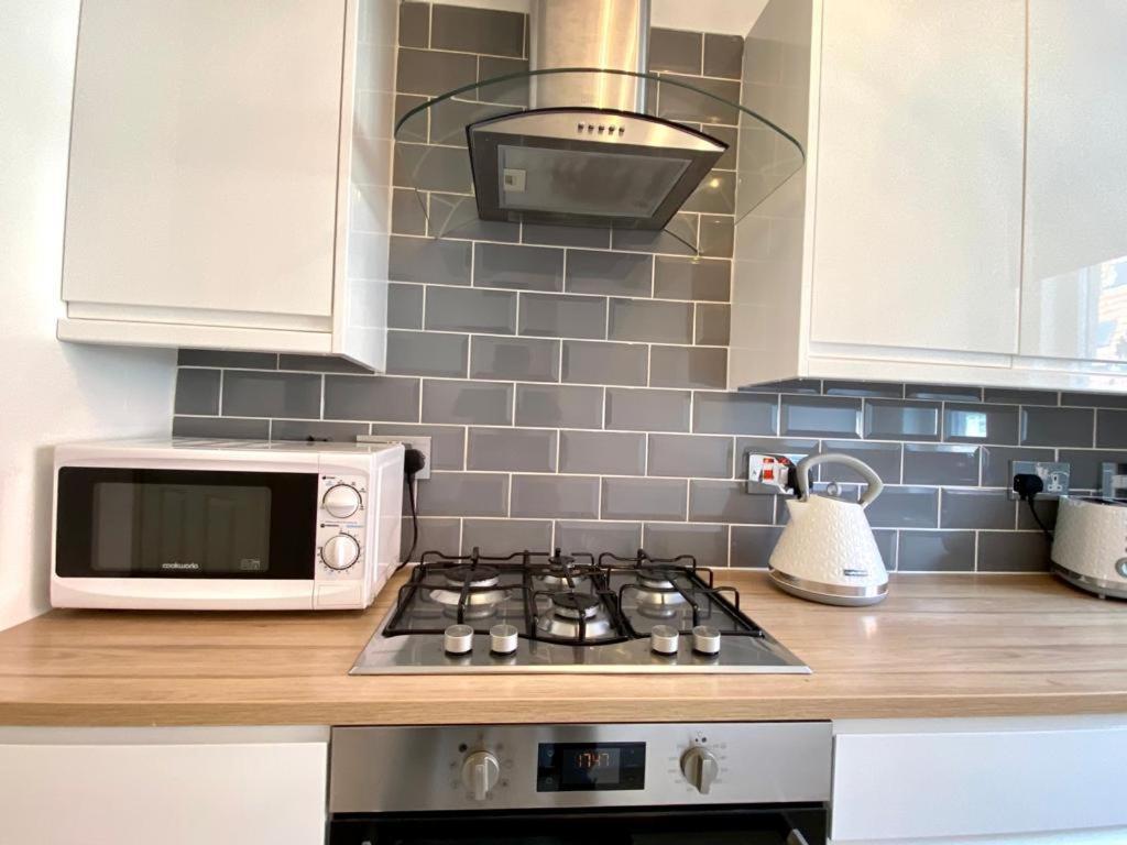 3 Bedroom - 2 Bathroom Townhouse In Corstorphine Near Murrayfield Stadium - Direct Bus To Edinburgh City Centre In 20 Minutes - Two Private Parking Spaces - Private Sunny Garden - Recently Refurbished 외부 사진