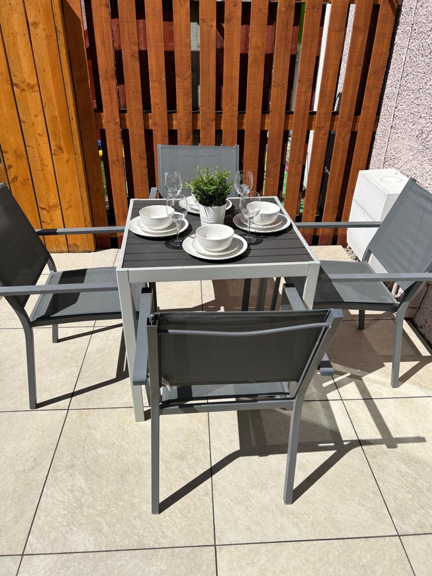 3 Bedroom - 2 Bathroom Townhouse In Corstorphine Near Murrayfield Stadium - Direct Bus To Edinburgh City Centre In 20 Minutes - Two Private Parking Spaces - Private Sunny Garden - Recently Refurbished 외부 사진