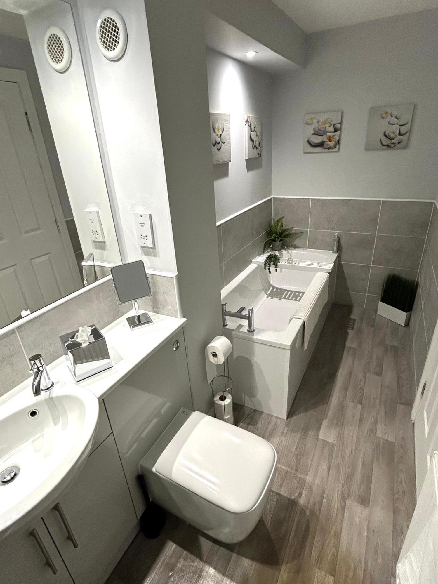 3 Bedroom - 2 Bathroom Townhouse In Corstorphine Near Murrayfield Stadium - Direct Bus To Edinburgh City Centre In 20 Minutes - Two Private Parking Spaces - Private Sunny Garden - Recently Refurbished 외부 사진