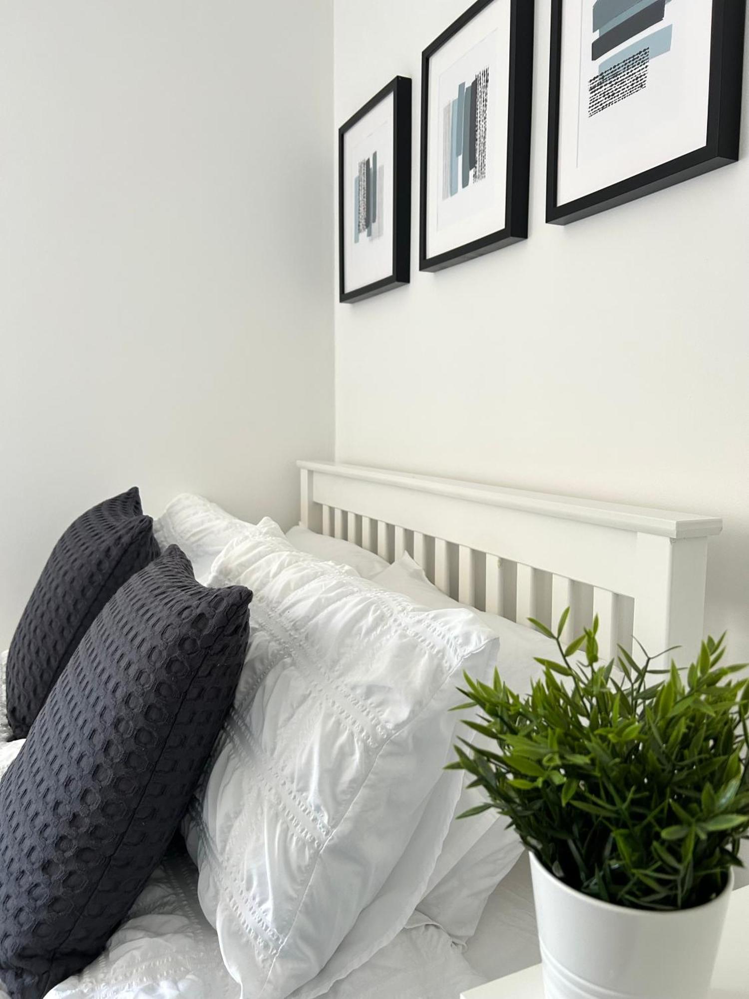 3 Bedroom - 2 Bathroom Townhouse In Corstorphine Near Murrayfield Stadium - Direct Bus To Edinburgh City Centre In 20 Minutes - Two Private Parking Spaces - Private Sunny Garden - Recently Refurbished 외부 사진