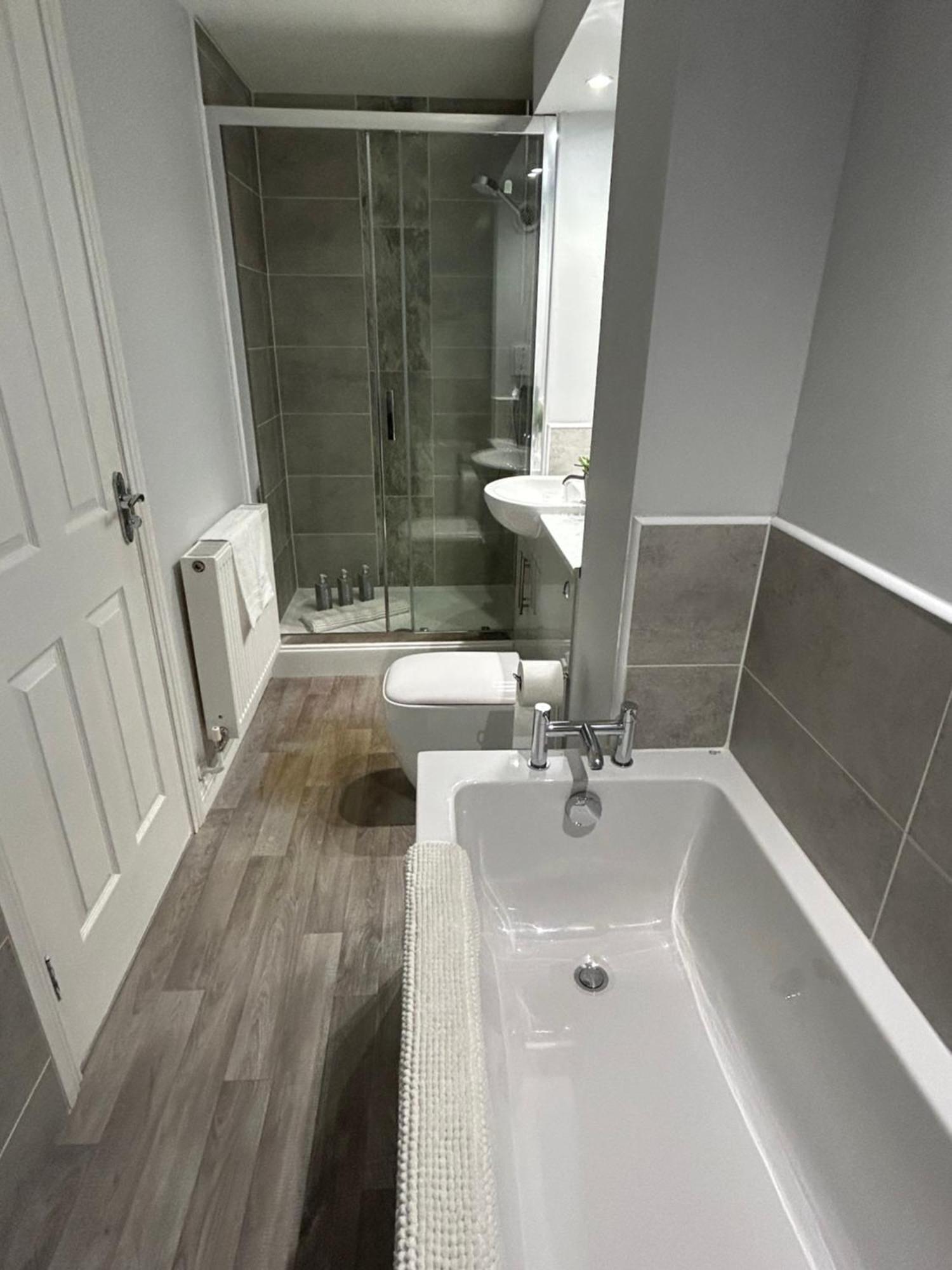 3 Bedroom - 2 Bathroom Townhouse In Corstorphine Near Murrayfield Stadium - Direct Bus To Edinburgh City Centre In 20 Minutes - Two Private Parking Spaces - Private Sunny Garden - Recently Refurbished 외부 사진